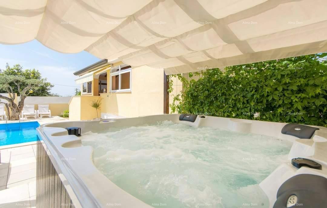 Hiša s bazenom v Poreču!