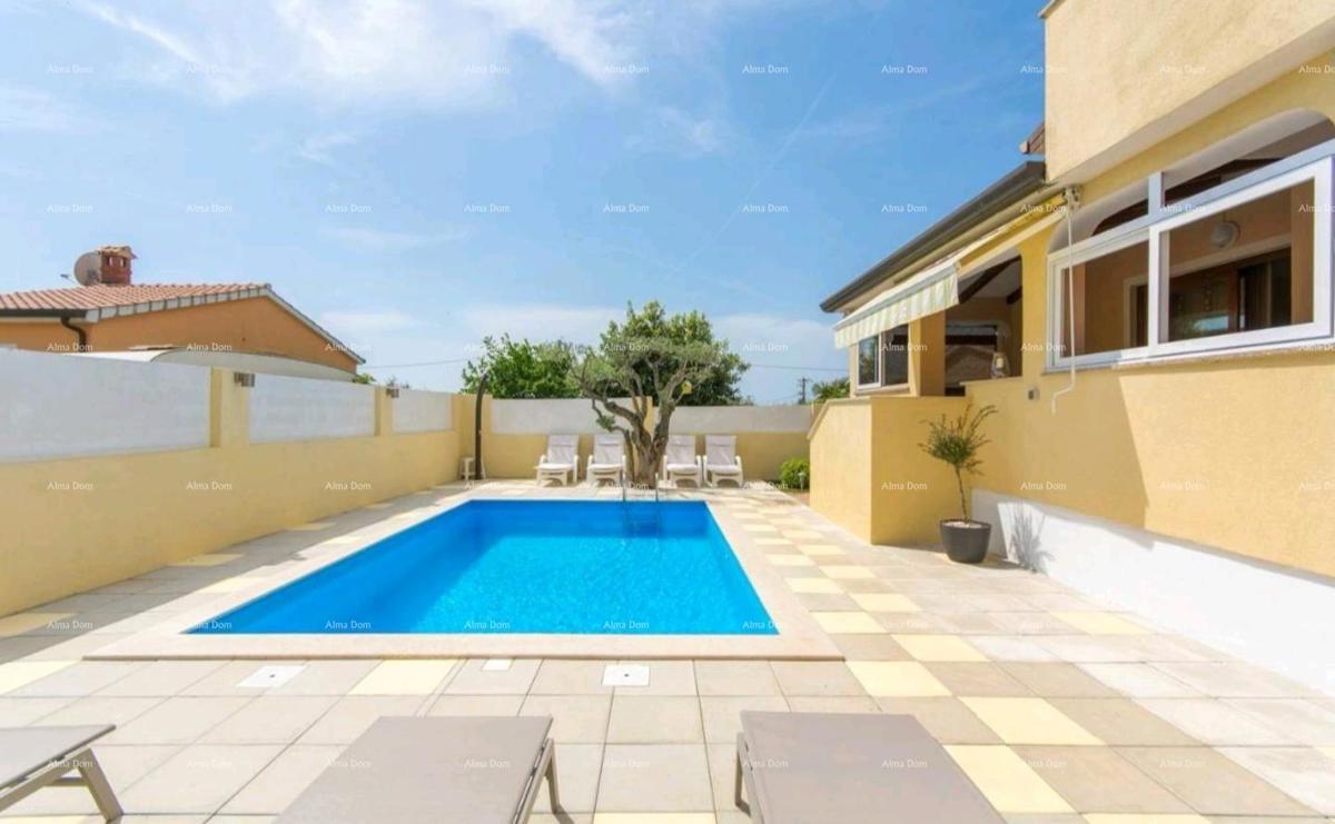 Hiša s bazenom v Poreču!