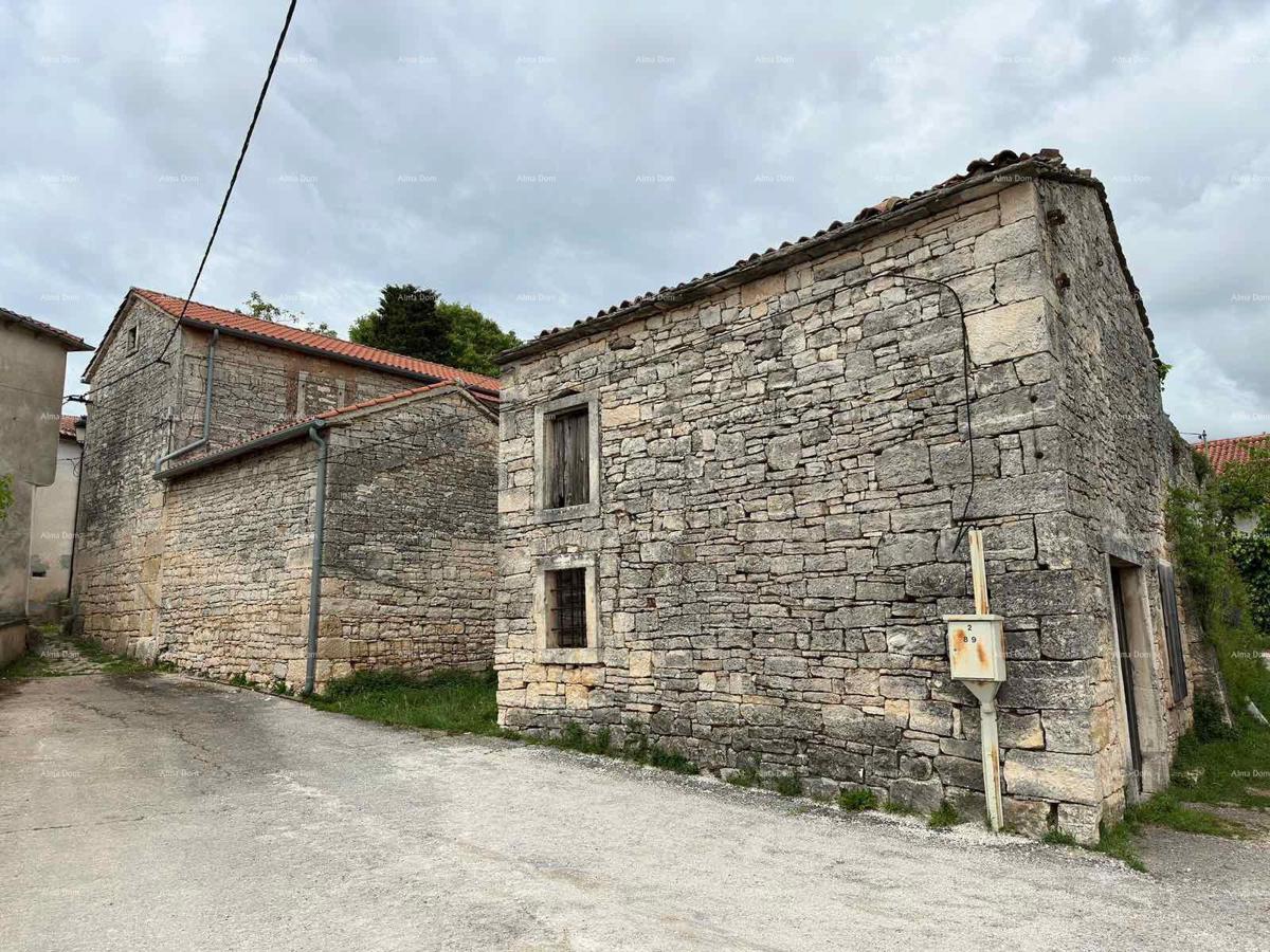 Prodajajo se dve stari kamniti hiši, v bližini mesta Poreč.