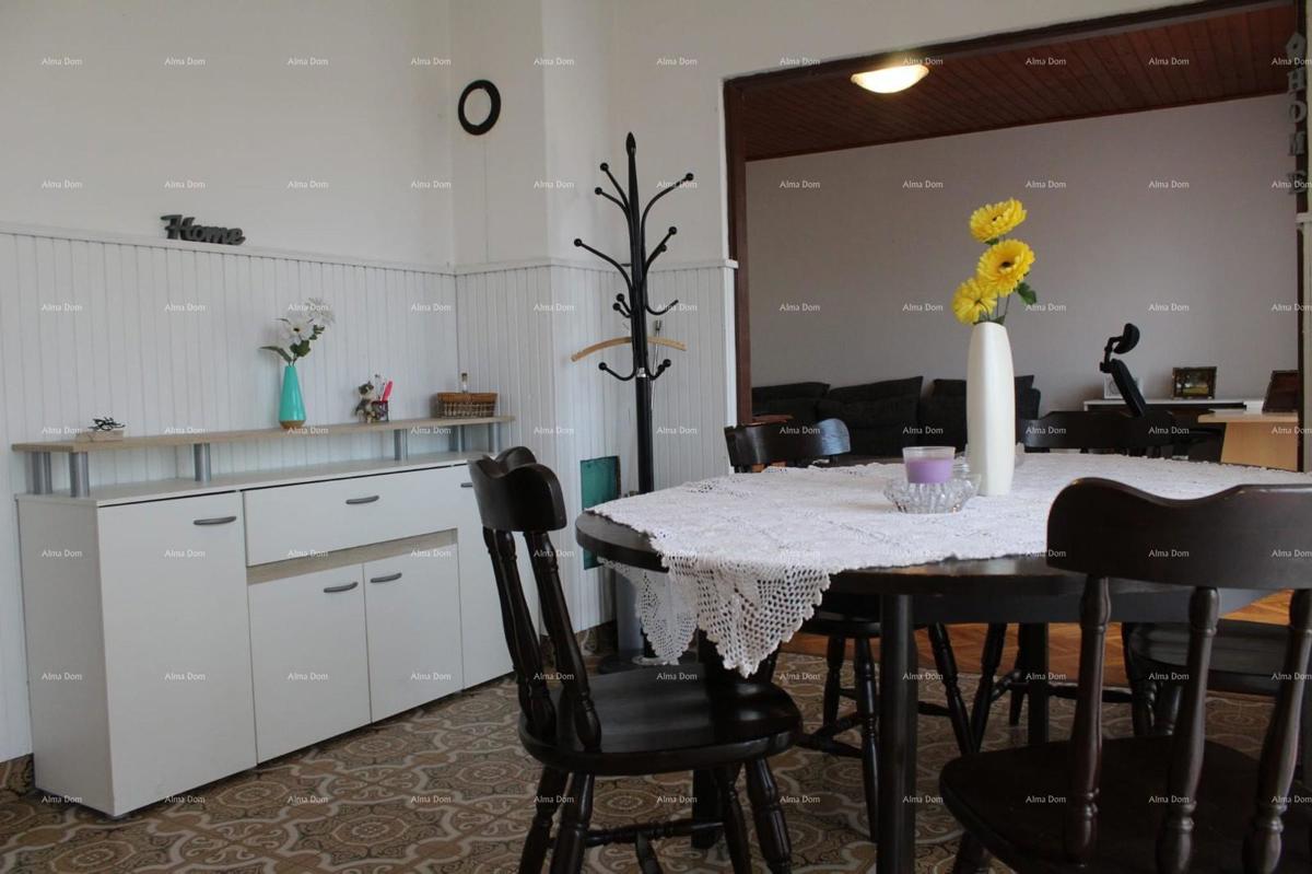 Pazin, družinska posest s dvema stanovanjem in veliko dvorišče