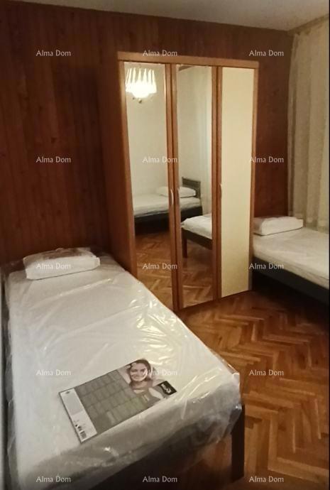 Pazin, družinska posest s dvema stanovanjem in veliko dvorišče