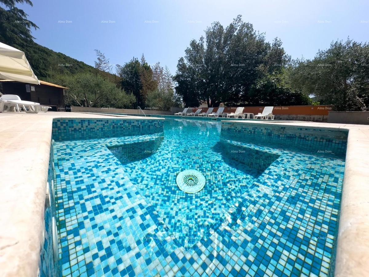 Investicija iz sanj: šarmanten hotel v Krnici, 200 m od morja