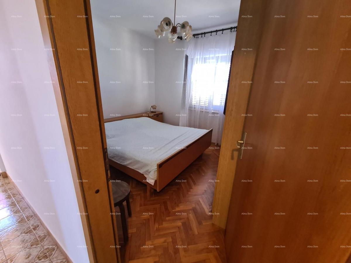 Prodaja hiše z dvema stanovanjem, pomožnim objektom in garažo, Ližnjan!