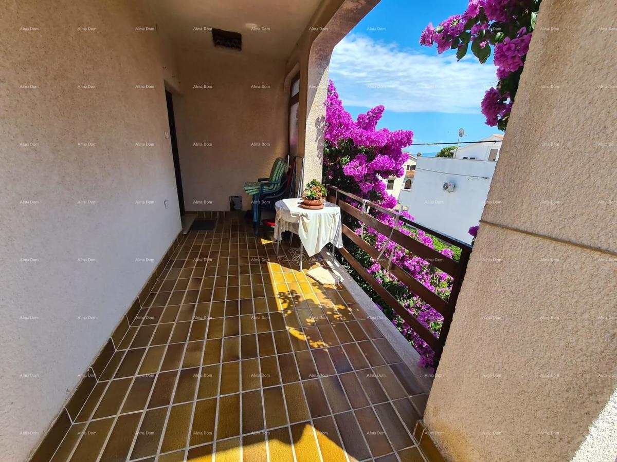 Prodaja hiše z dvema stanovanjem, pomožnim objektom in garažo, Ližnjan!