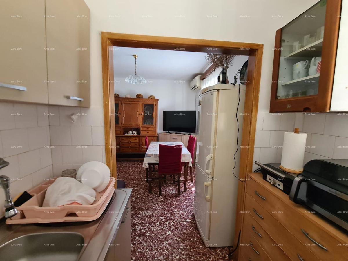 Prodaja hiše z dvema stanovanjem, pomožnim objektom in garažo, Ližnjan!