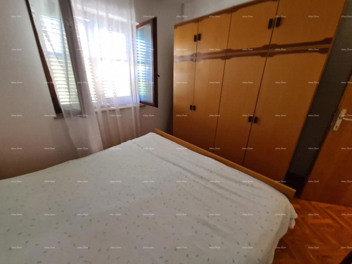 Prodaja hiše z dvema stanovanjem, pomožnim objektom in garažo, Ližnjan!