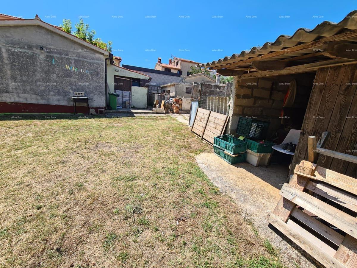 Prodaja hiše z dvema stanovanjem, pomožnim objektom in garažo, Ližnjan!