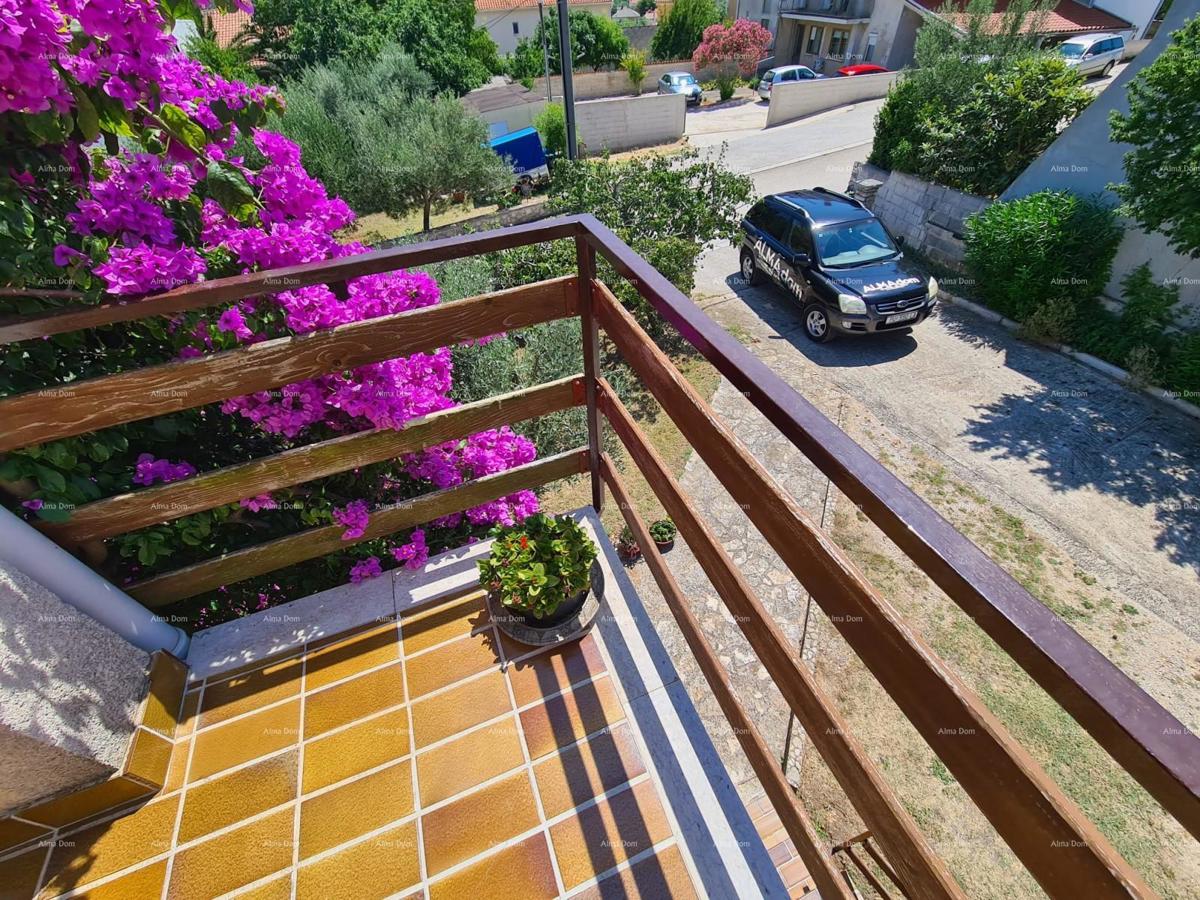 Prodaja hiše z dvema stanovanjem, pomožnim objektom in garažo, Ližnjan!