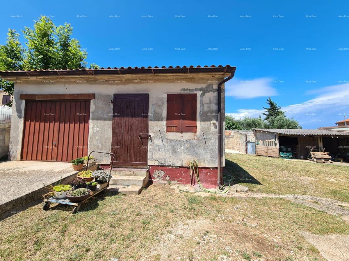 Prodaja hiše z dvema stanovanjem, pomožnim objektom in garažo, Ližnjan!