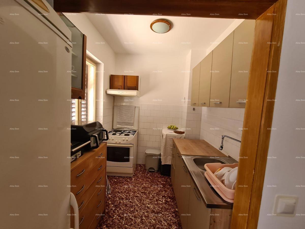 Prodaja hiše z dvema stanovanjem, pomožnim objektom in garažo, Ližnjan!