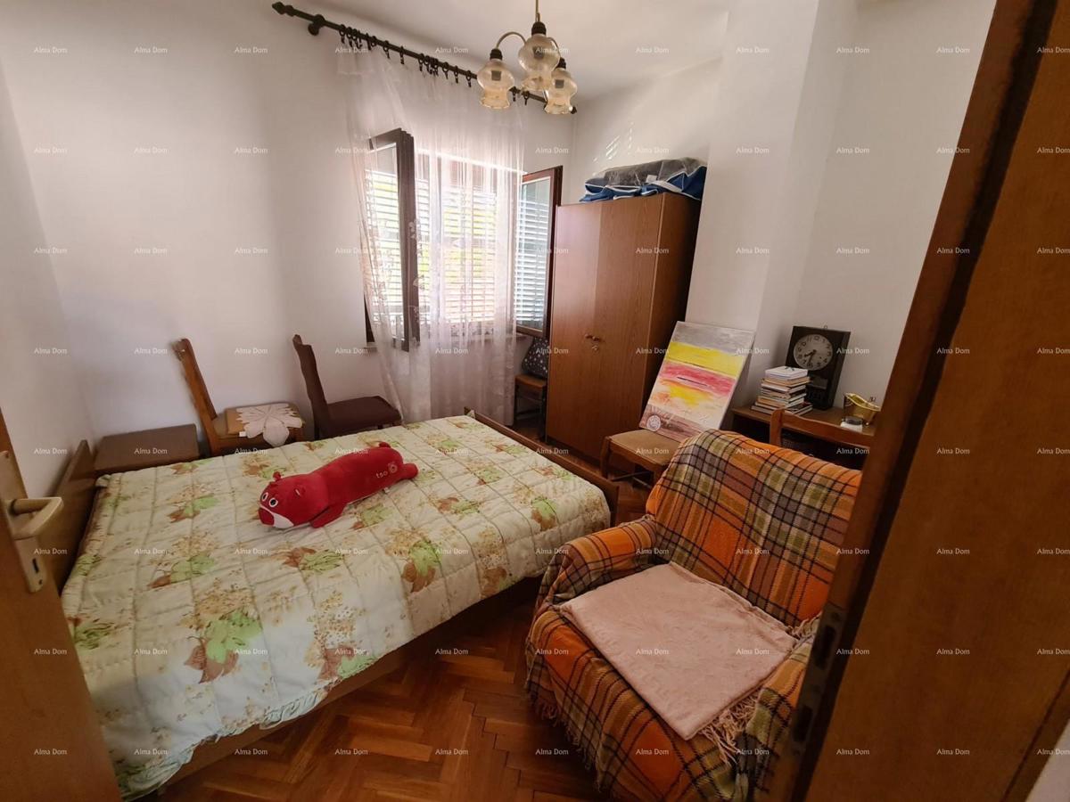 Prodaja hiše z dvema stanovanjem, pomožnim objektom in garažo, Ližnjan!