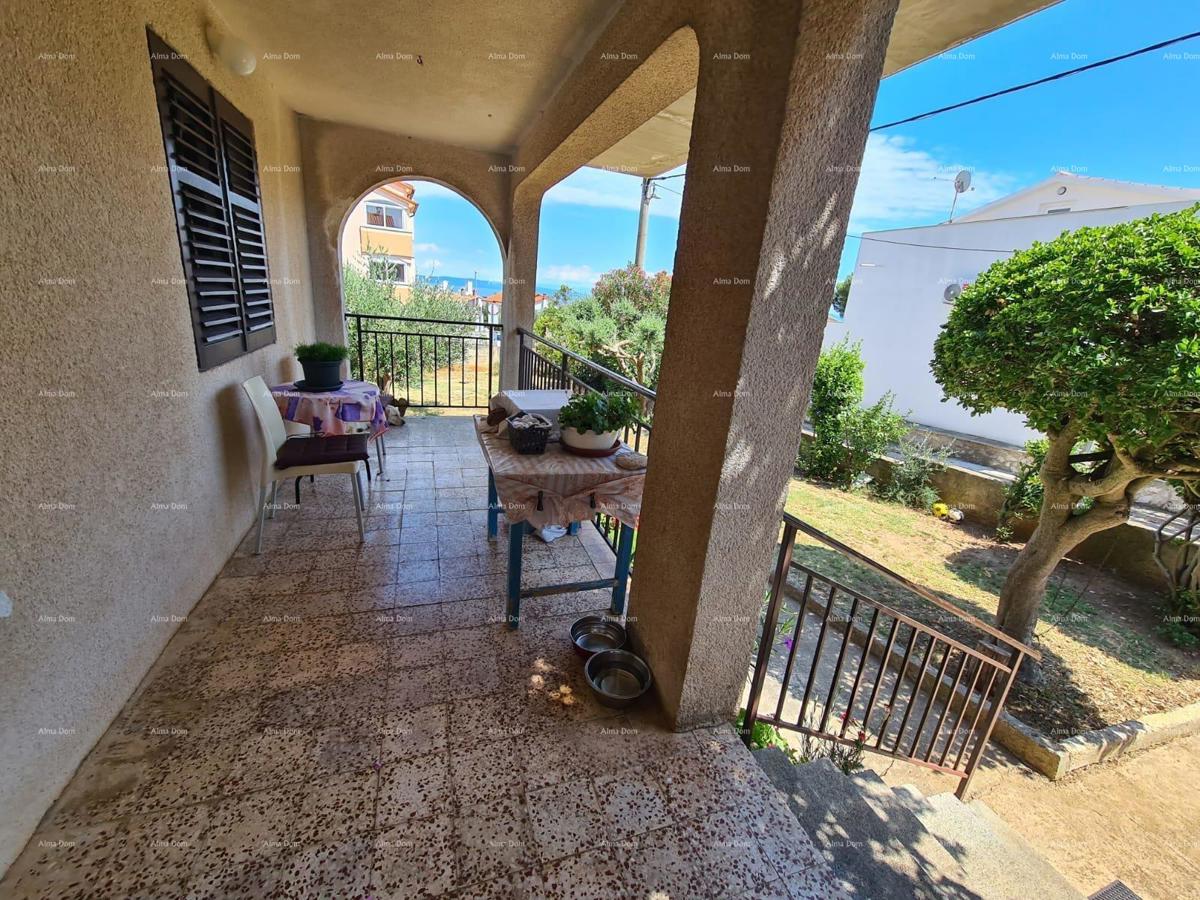 Prodaja hiše z dvema stanovanjem, pomožnim objektom in garažo, Ližnjan!