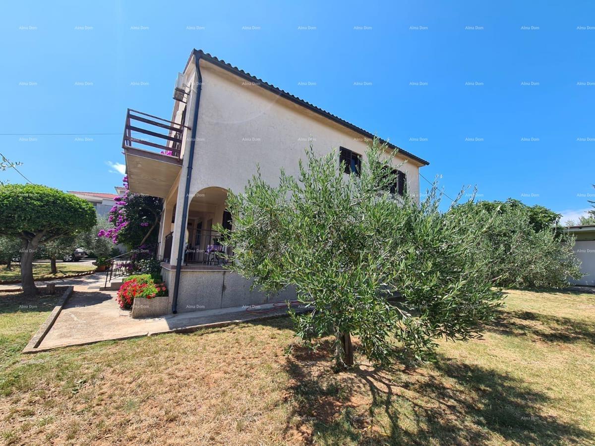 Prodaja hiše z dvema stanovanjem, pomožnim objektom in garažo, Ližnjan!