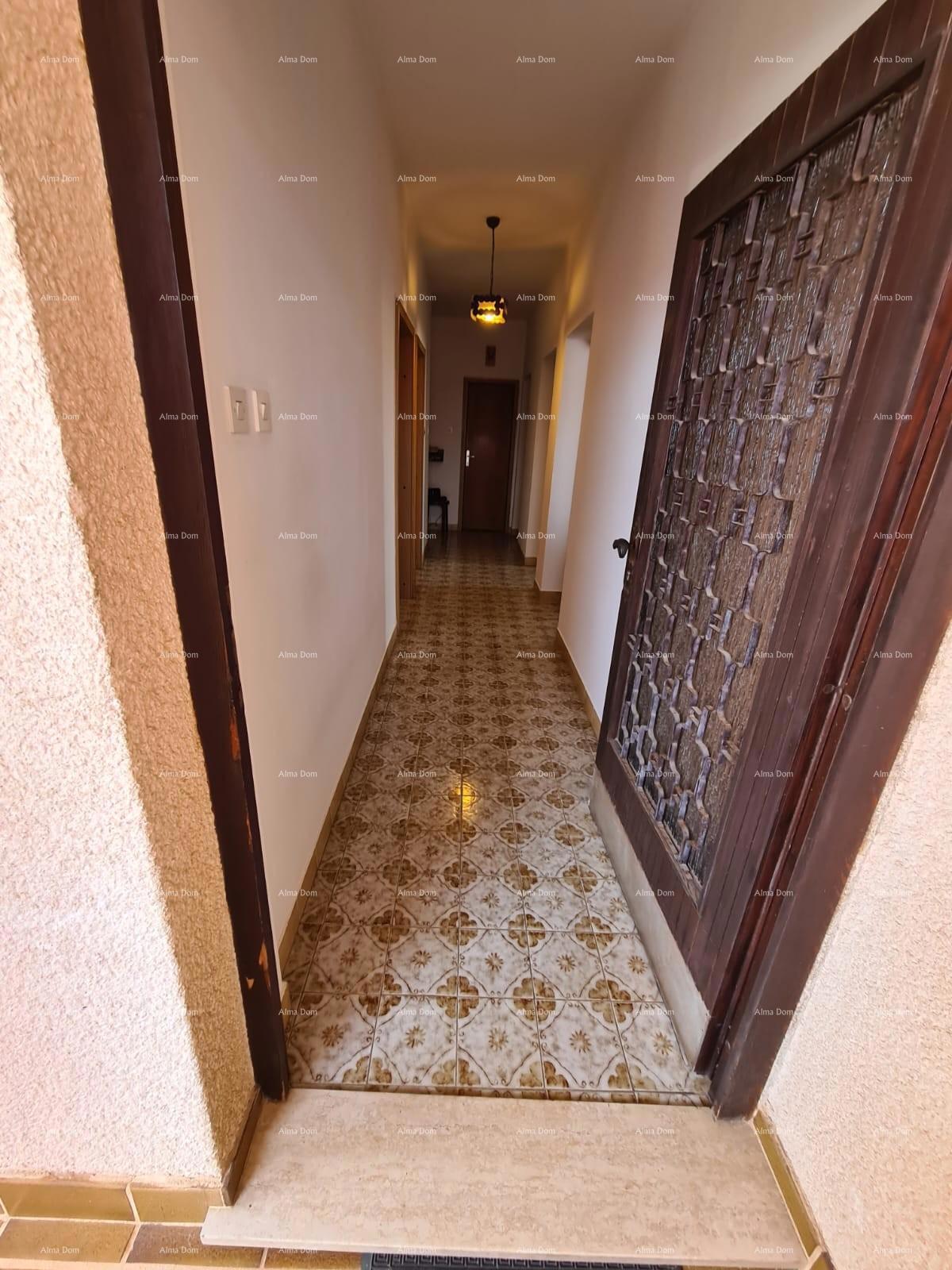 Prodaja hiše z dvema stanovanjem, pomožnim objektom in garažo, Ližnjan!