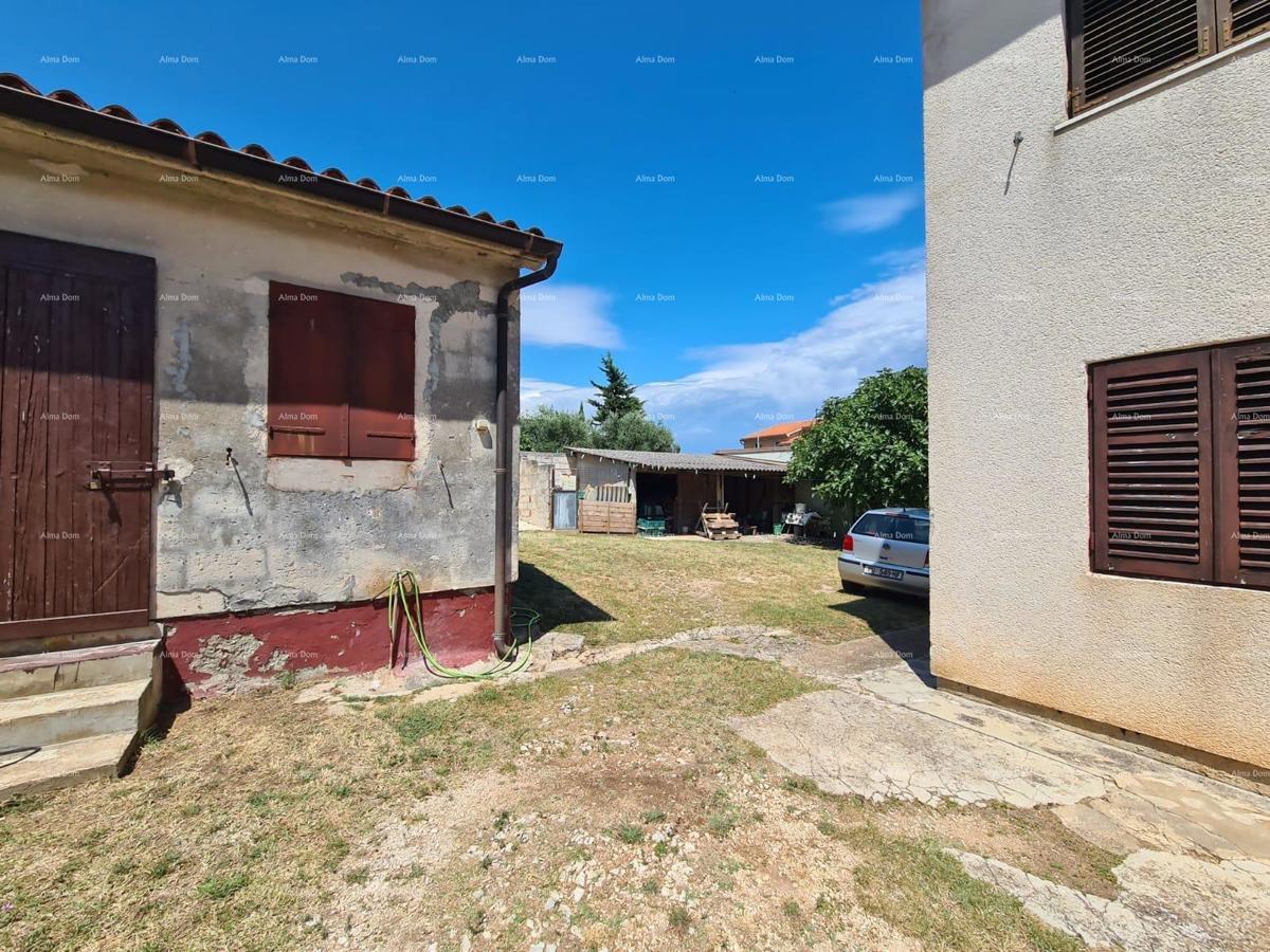 Prodaja hiše z dvema stanovanjem, pomožnim objektom in garažo, Ližnjan!