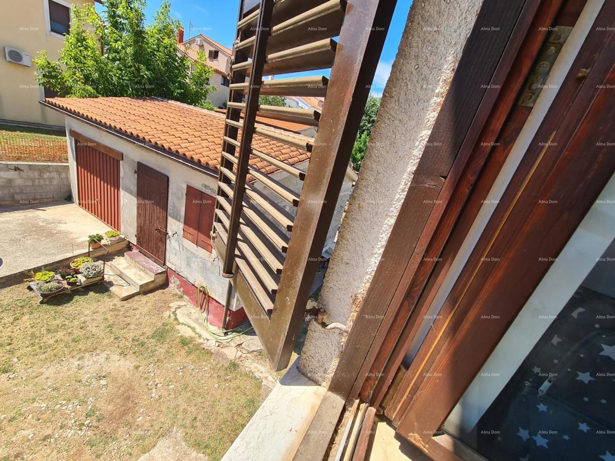 Prodaja hiše z dvema stanovanjem, pomožnim objektom in garažo, Ližnjan!