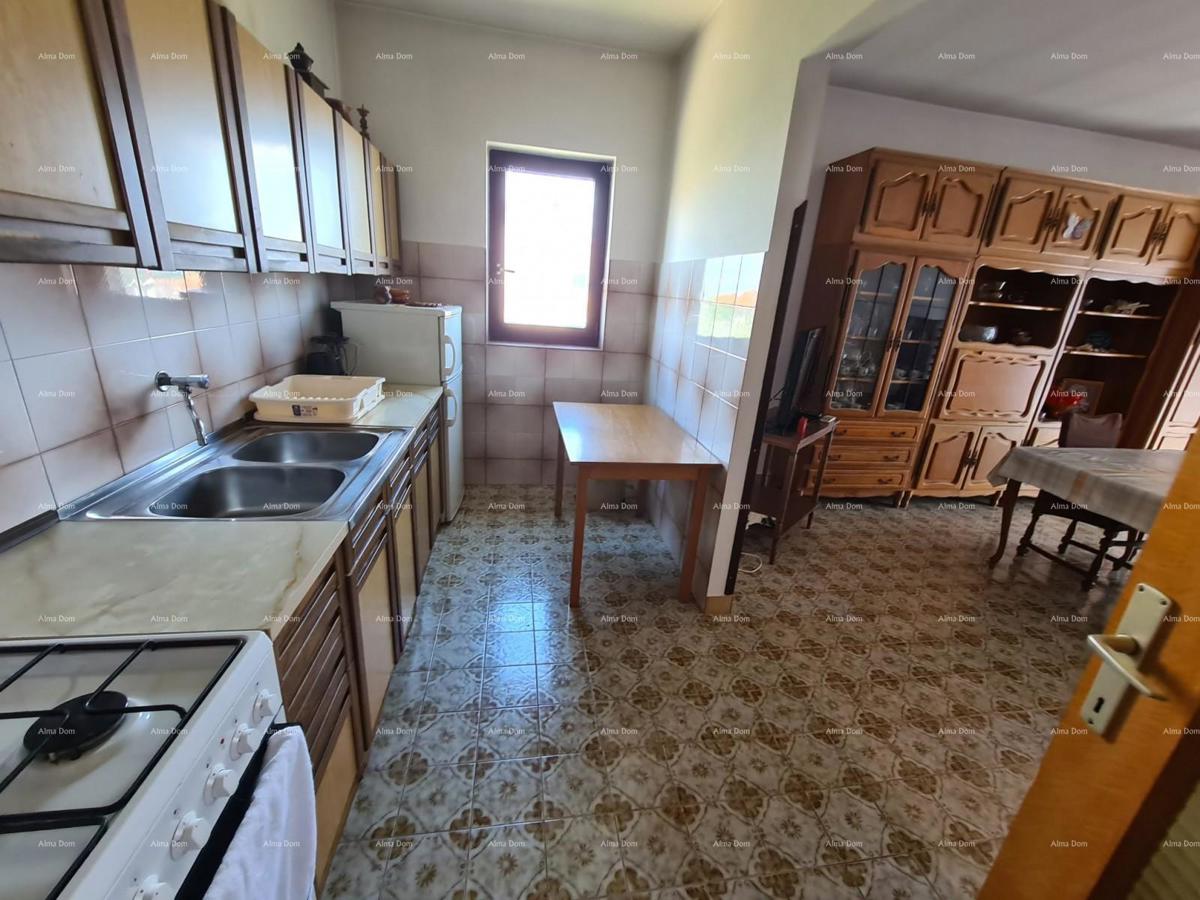 Prodaja hiše z dvema stanovanjem, pomožnim objektom in garažo, Ližnjan!