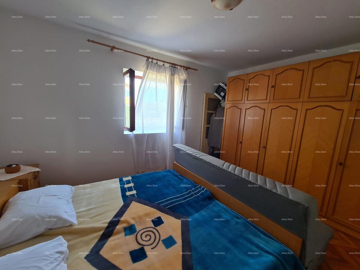 Prodaja hiše z dvema stanovanjem, pomožnim objektom in garažo, Ližnjan!