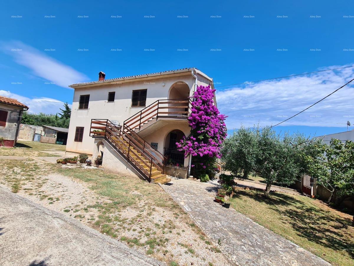 Prodaja hiše z dvema stanovanjem, pomožnim objektom in garažo, Ližnjan!