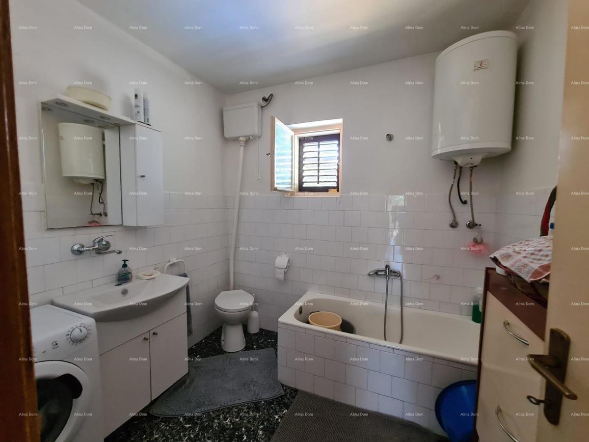 Prodaja hiše z dvema stanovanjem, pomožnim objektom in garažo, Ližnjan!