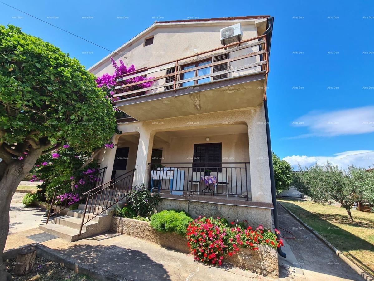 Prodaja hiše z dvema stanovanjem, pomožnim objektom in garažo, Ližnjan!