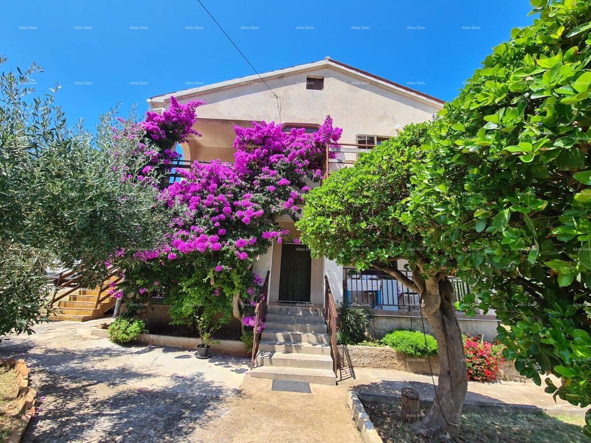 Prodaja hiše z dvema stanovanjem, pomožnim objektom in garažo, Ližnjan!