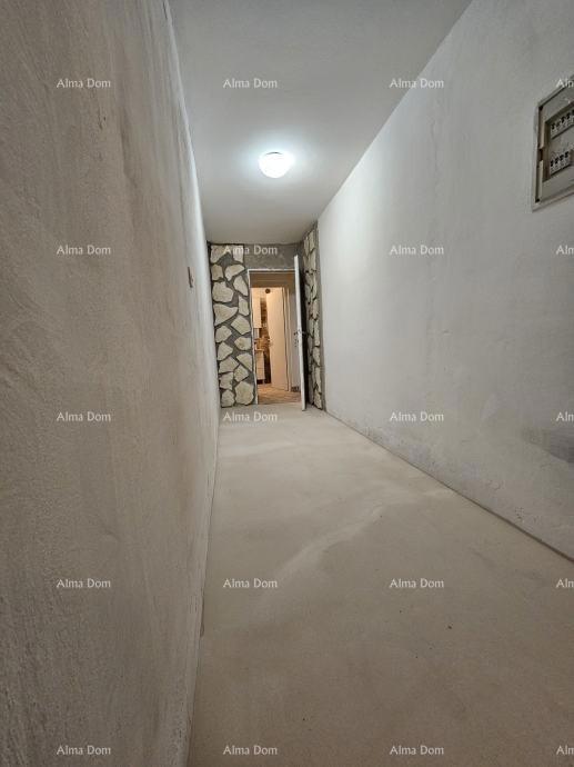 Nepremičnina blizu plaže, obdana z borovci