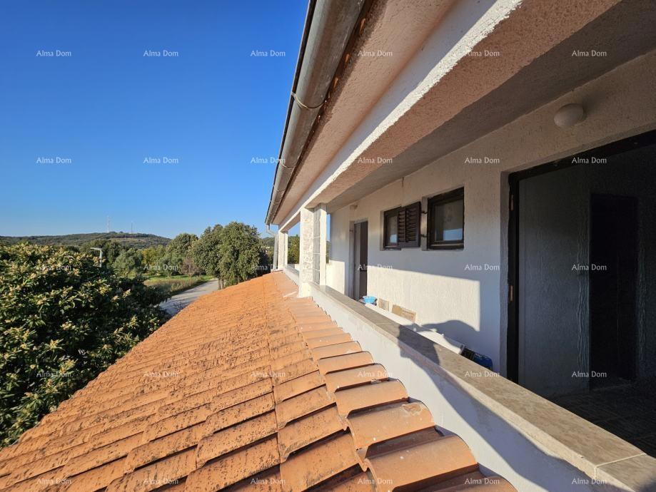 Nepremičnina blizu plaže, obdana z borovci