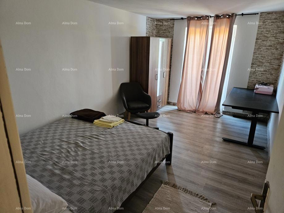 Nepremičnina blizu plaže, obdana z borovci