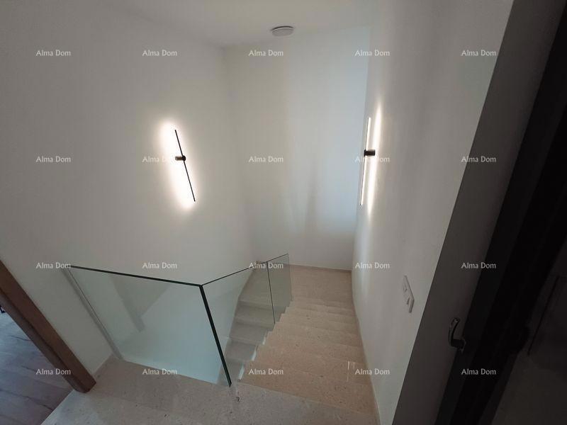 Prodaja novozgrajene, moderne dvonadstropne hiše z bazenom v neposredni bližini morja, Pomer!