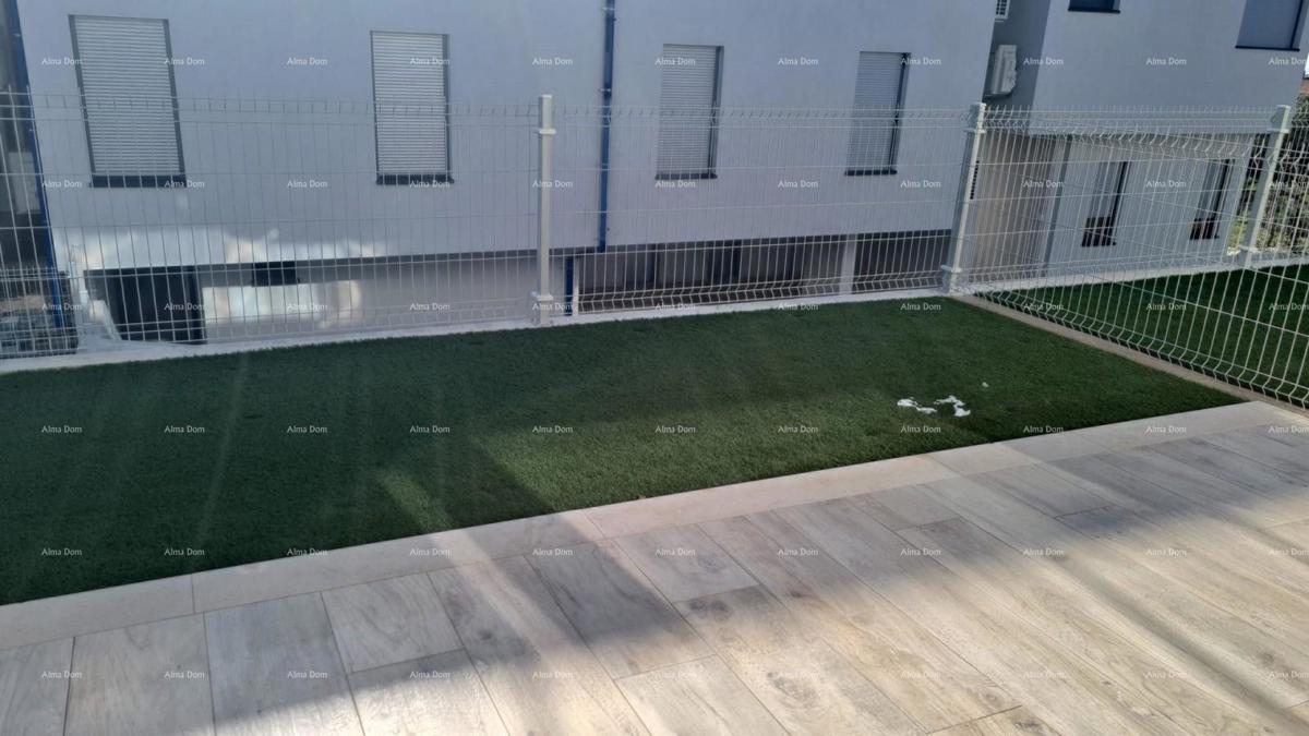 Moderen apartma v bloku B z dvema parkirnima mestoma, blizu Umaga! S1