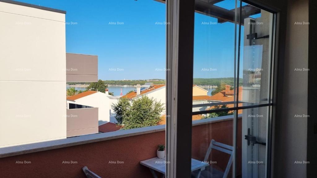 Odlična priložnost! Ekskluzivna prodaja stanovanja na vrhunski lokaciji s dvorištem in parkirnim mestom. Pogled na morje! Pošesi, Medulin!!