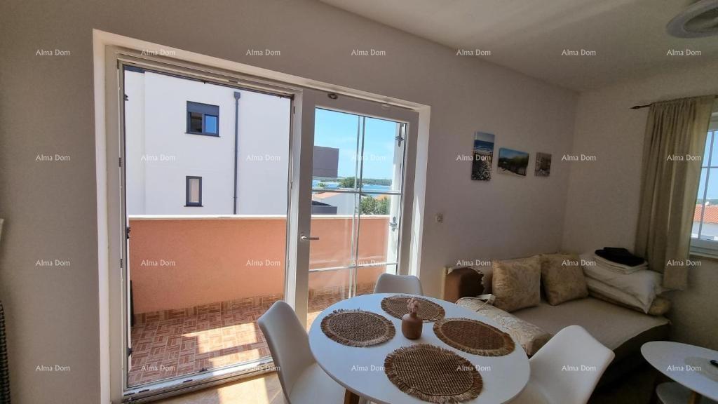 Odlična priložnost! Ekskluzivna prodaja stanovanja na vrhunski lokaciji s dvorištem in parkirnim mestom. Pogled na morje! Pošesi, Medulin!!