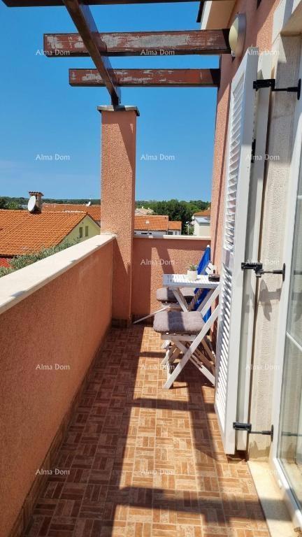 Odlična priložnost! Ekskluzivna prodaja stanovanja na vrhunski lokaciji s dvorištem in parkirnim mestom. Pogled na morje! Pošesi, Medulin!!