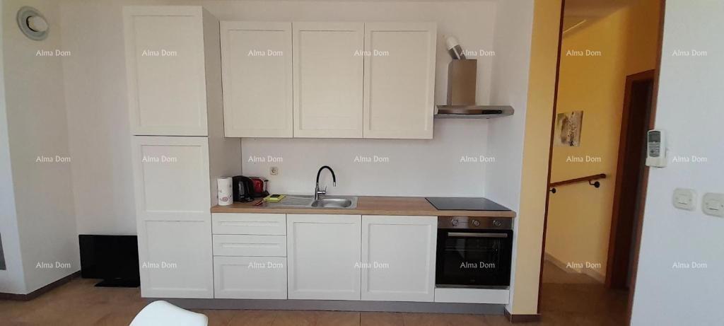 Odlična priložnost! Ekskluzivna prodaja stanovanja na vrhunski lokaciji s dvorištem in parkirnim mestom. Pogled na morje! Pošesi, Medulin!!