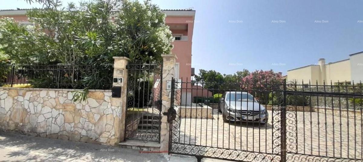 Odlična priložnost! Ekskluzivna prodaja stanovanja na vrhunski lokaciji s dvorištem in parkirnim mestom. Pogled na morje! Pošesi, Medulin!!