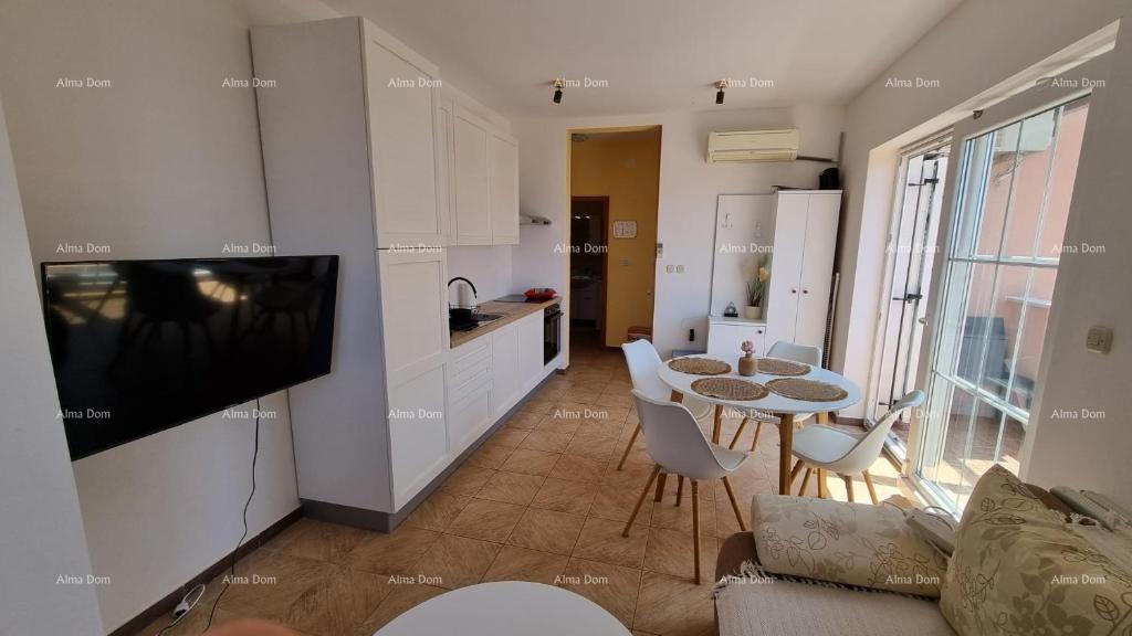 Odlična priložnost! Ekskluzivna prodaja stanovanja na vrhunski lokaciji s dvorištem in parkirnim mestom. Pogled na morje! Pošesi, Medulin!!