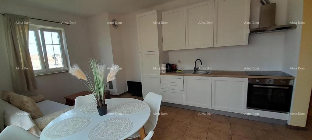 Odlična priložnost! Ekskluzivna prodaja stanovanja na vrhunski lokaciji s dvorištem in parkirnim mestom. Pogled na morje! Pošesi, Medulin!!