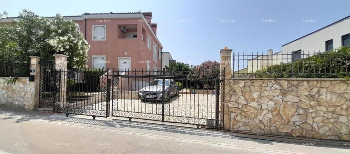 Odlična priložnost! Ekskluzivna prodaja stanovanja na vrhunski lokaciji s dvorištem in parkirnim mestom. Pogled na morje! Pošesi, Medulin!!