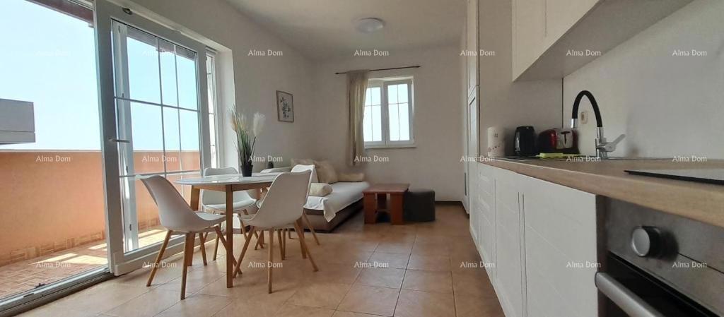 Odlična priložnost! Ekskluzivna prodaja stanovanja na vrhunski lokaciji s dvorištem in parkirnim mestom. Pogled na morje! Pošesi, Medulin!!