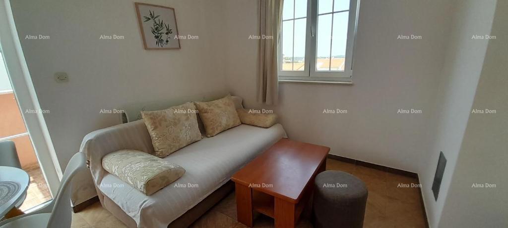 Odlična priložnost! Ekskluzivna prodaja stanovanja na vrhunski lokaciji s dvorištem in parkirnim mestom. Pogled na morje! Pošesi, Medulin!!