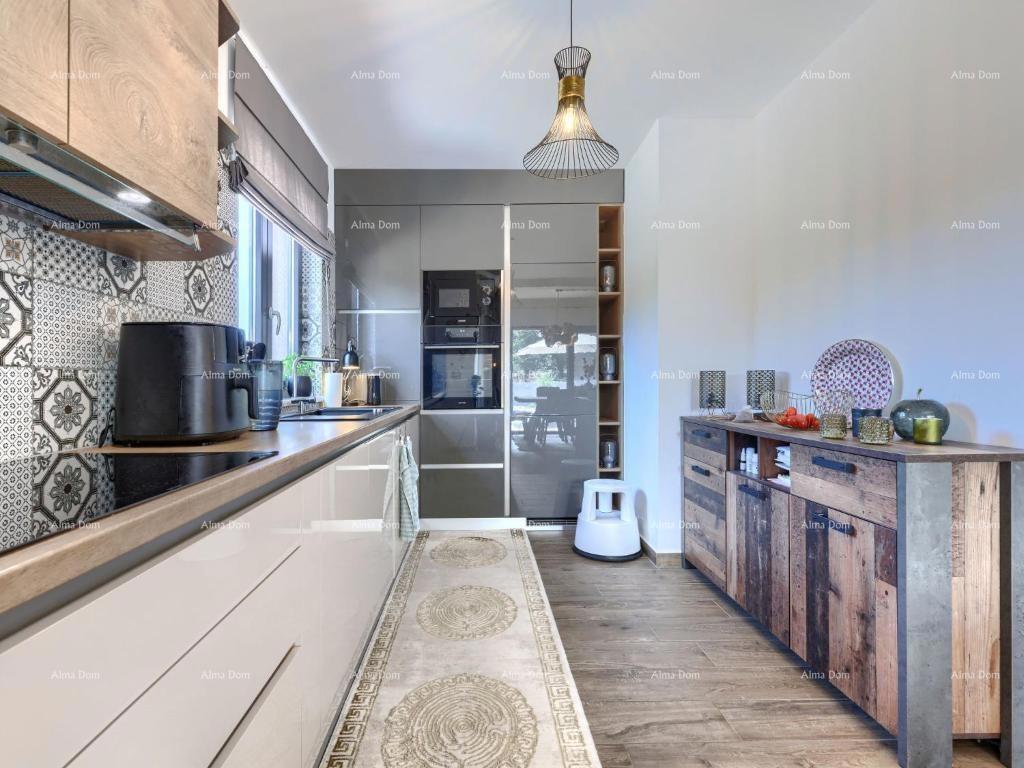 Prodaja luksuzne vile s bazenom u zelenoj oazi u okolici Labina