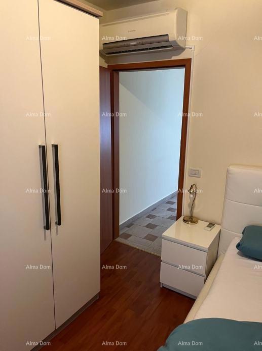 Poreč - Prostorno in popolnoma opremljeno stanovanje na odlični lokaciji!