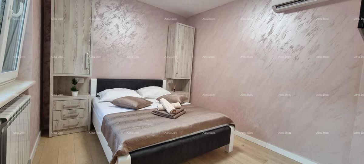 The translation of the title to Slovenian is:  "Rana mesta Svetvinčenat. Dvojna hiša obdana z zelenjem."