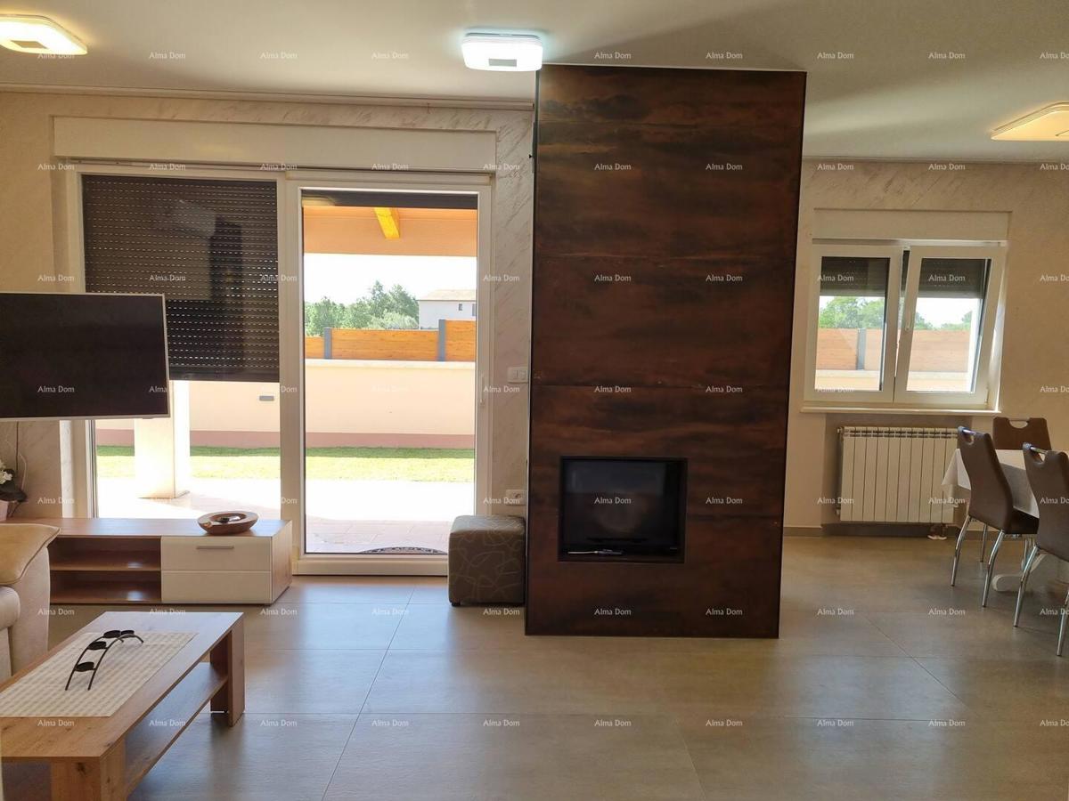 The translation of the title to Slovenian is:  "Rana mesta Svetvinčenat. Dvojna hiša obdana z zelenjem."