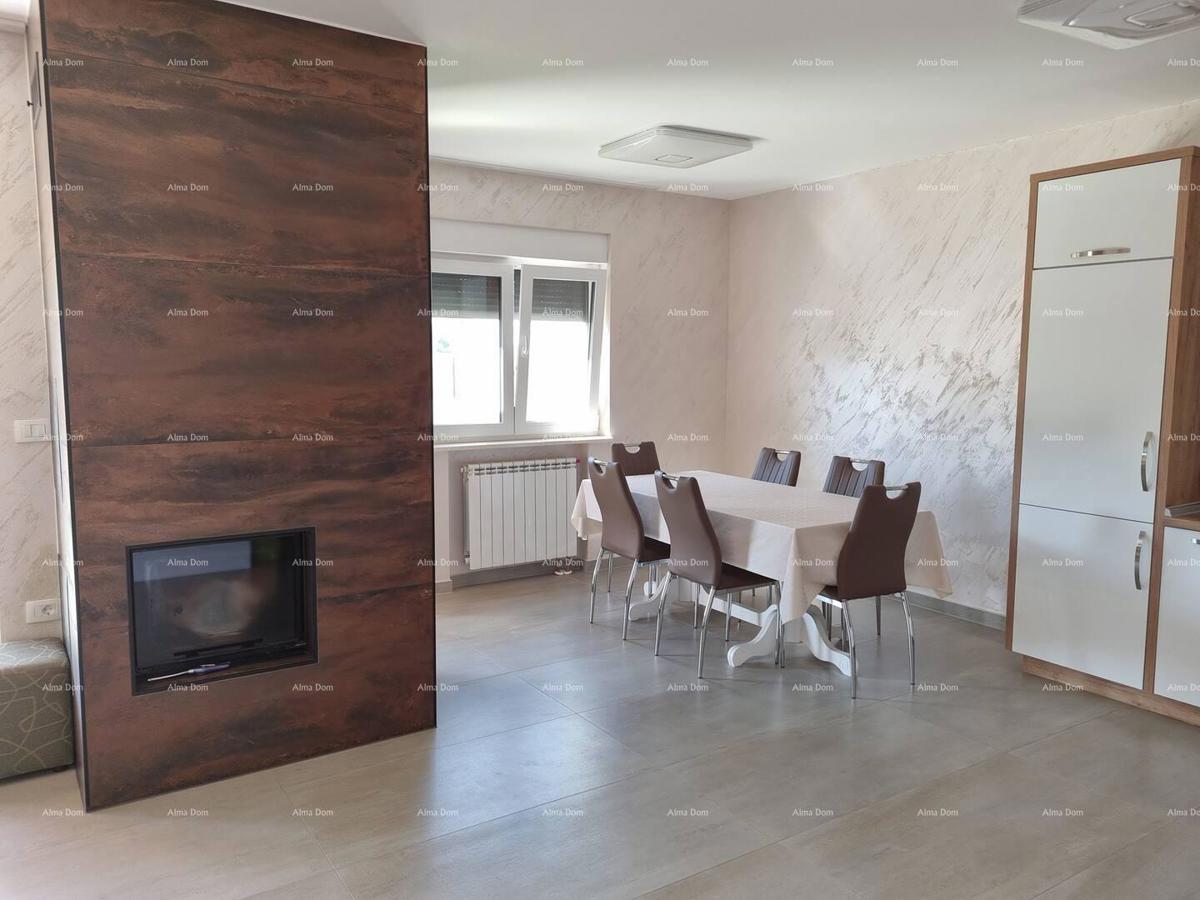 The translation of the title to Slovenian is:  "Rana mesta Svetvinčenat. Dvojna hiša obdana z zelenjem."