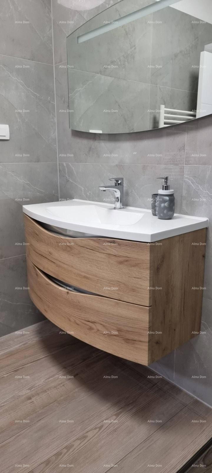 The translation of the title to Slovenian is:  "Rana mesta Svetvinčenat. Dvojna hiša obdana z zelenjem."