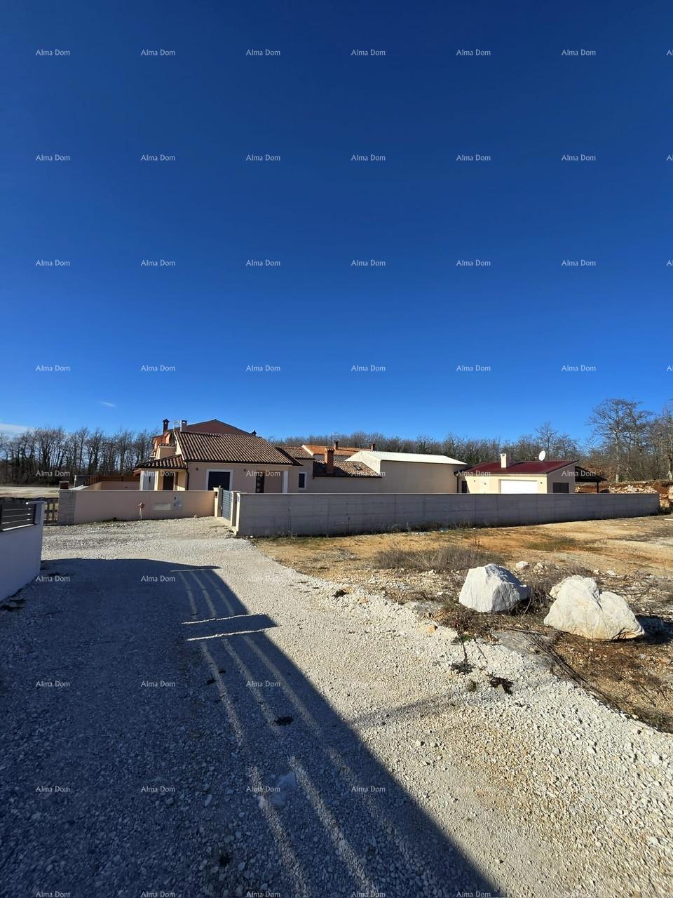 The translation of the title to Slovenian is:  "Rana mesta Svetvinčenat. Dvojna hiša obdana z zelenjem."