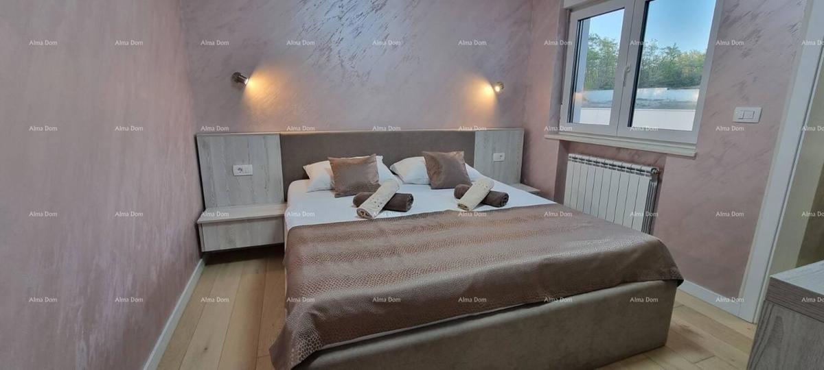 The translation of the title to Slovenian is:  "Rana mesta Svetvinčenat. Dvojna hiša obdana z zelenjem."