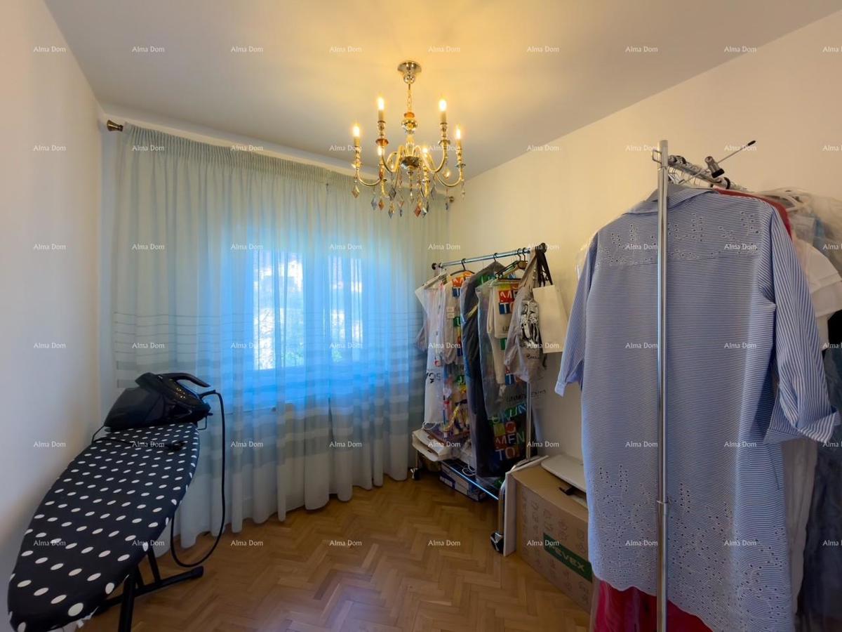 Ližnjan, urejena in popolnoma opremljena hiša z garažo in kletjo